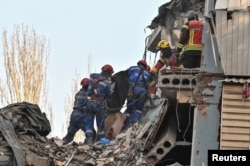 Tim penyelamat membawa jenazah seseorang yang ditemukan di lokasi bangunan tempat tinggal yang rusak berat akibat serangan rudal Rusia di Zaporizhzhia, Ukraina 4 Maret 2023. (Foto: Reuters)