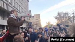 Jedan od studenata drži govor na protestu ispred zgrade BIA u Novom Sadu