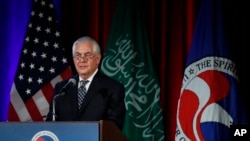 Sekretè Deta Ameriken an Rex Tillerson pandan li tap pale nan Somè komèsan Etazini-Arabi Saoudit yo nan Chanm Komès la nan Washington. 19 avril 2017.