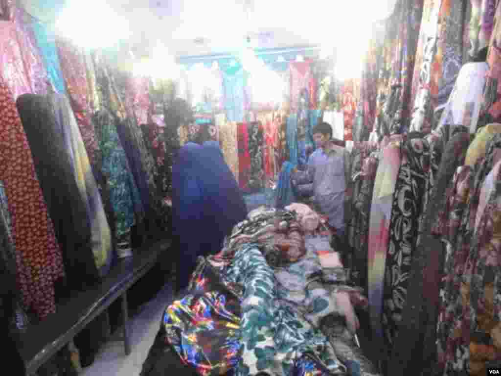 یکتن ازدوکانداران شهرتالقان: "اکثریت مردم به پیشه دهقانی مصروف هستند محصولات زراعتی شان را بسیار به نرخ پایین دربازار به فروش میرسانند درحالیکه قیمت یک لباس تابه 1