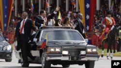 El presidente Hugo Chávez saludo a sus seguidores durante el desfile del día de la Independencia en Caracas.