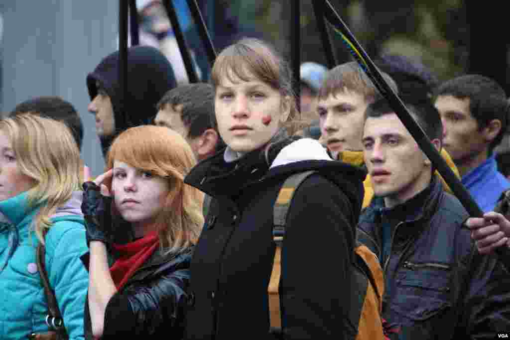 На митинге националистов было много украинской атрибутики, партийной символики ультраправых партий и молодежи