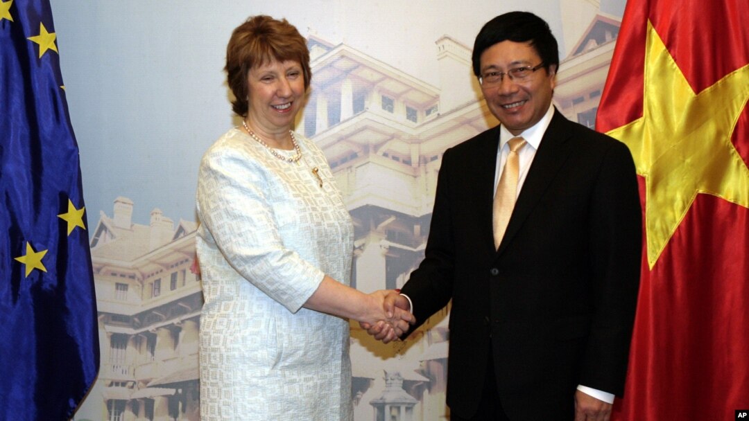 Pejabat Uni Eropa Catherine Ashton bersama Menlu Vietnam Pham Binh Minh sebelum pembicaraan di Hanoi, Selasa (12/8). 