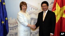 Pejabat Uni Eropa Catherine Ashton bersama Menlu Vietnam Pham Binh Minh sebelum pembicaraan di Hanoi, Selasa (12/8). 