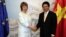 European Union's top diplomat Catherine Ashton (l) with Vietnamese Foreign Minister Pham Binh Minh before their talks in Hanoi, Aug. 12, 2014. 
