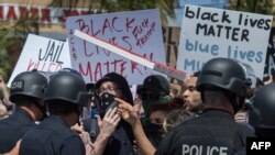 Manifestantes confrontan a la policía en Los Angeles, California, el 30 de mayo de 2020, durante una protesta por la muerte de George Floyd, un estadounidense que murió en custodia de la policía en Minneapolis.