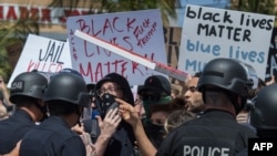 Manifestantes confrontan a la policía en Los Angeles, California, el 30 de mayo de 2020, durante una protesta por la muerte de George Floyd, un estadounidense que murió en custodia de la policía en Minneapolis.