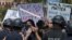 Manifestantes confrontan a la policía en Los Angeles, California, el 30 de mayo de 2020, durante una protesta por la muerte de George Floyd, un estadounidense que murió en custodia de la policía en Minneapolis.