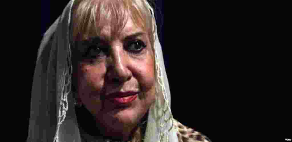 سيمين بهبهانی، نويسنده و غزل سرای معاصر ايران در مورد حجاب می گويد: "پاس تن زن خواندی، این تیره کفن را
پوسیدهی اعصاری، از نو خبرت نیست"