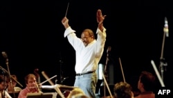 ARCHIVO - El director estadounidense Quincy Jones ensaya con la orquesta de Lille durante el Festival de Jazz de Montreux, en Montreux el 11 de julio de 1993.