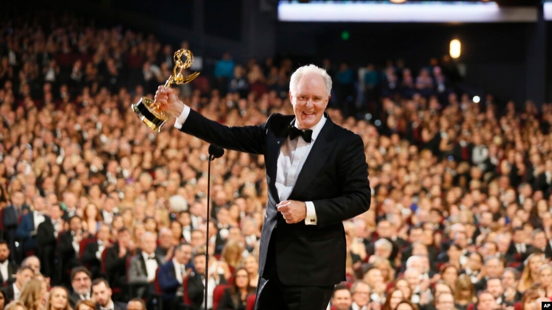 John Lithgow menerima penghargaan untuk aktor pendukung terbaik dalam serial drama TV "The Crown" di karpet merah Piala Emmy, 17 September, 2017 di Microsoft Theater di Los Angeles. 
