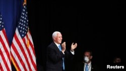 El vicepresidente Mike Pence aplaude en el Centro de Convenciones de Charlotte en Charlotte, el lunes 24 de agosto de 2020.