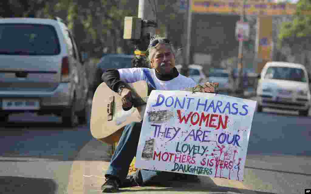 Indian music director and social activist Kishor Giri sits on a road median to protest the brutal gang-rape of a woman on a moving bus last week in New Delhi, in Gauhati, India, December 25, 2012. 