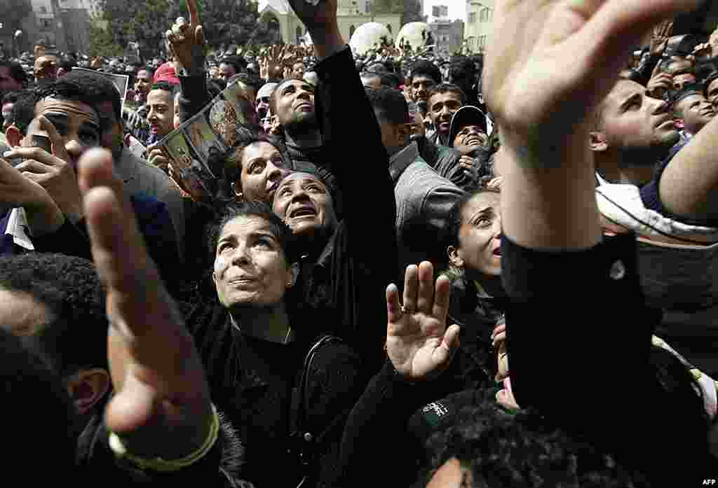 Egyptian Christians react during the funeral for Pope Shenouda at St. Mark Coptic Orthodox Church in Cairo. (AP)