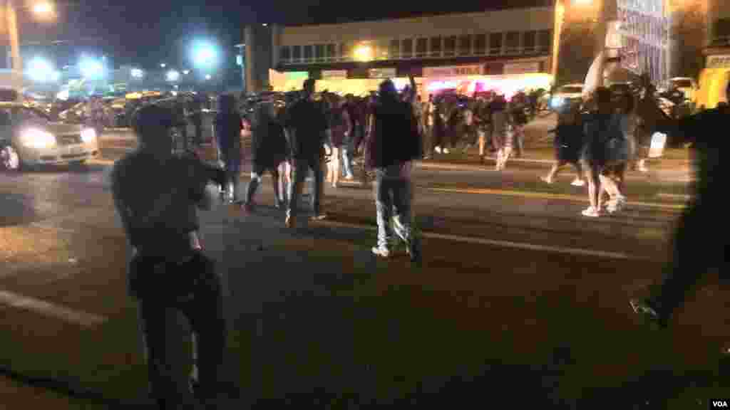 Des manifestants dans Ferguson, Missouri, 10 août 2015. &nbsp; &nbsp;