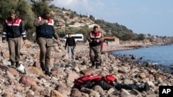 La police turque découvre le cadavre d'un migrant sur la plage près de Ayvacık, Turquie, le 30 janvier 2016.