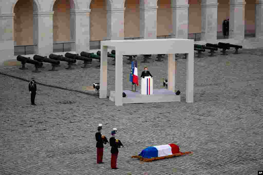 رئیس جمهوری فرانسه به تابوت یک کهنه سرباز جنگ جهانی دوم ادای احترام می‌کند. 