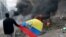 Un manifestante lleva la bandera ecuatoriana durante una protesta contra el presidente de Ecuador Lenín Moreno.