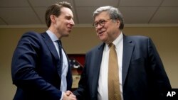 Bill Barr, à droite, avec le sénateur républicain Josh Hawley, à Washington, le 29 janvier 2019.