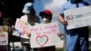 Los partidarios del uso de máscaras en las escuelas Sofia Deyo, 11 años, y su hermano Matthew Deyo, 6, protestan frente al edificio de administración de las escuelas del condado de Pinellas en Largo, Florida, EE. UU., el 9 de agosto de 2021.