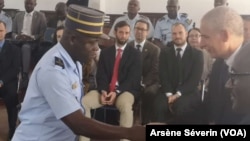 L'ambassadeur des Etats Unis à Brazzaville, Todd Haskel, félicite un gendarme à la fin de la formation, à Brazzaville, le 6 septembre 2019. (VOA/Arsène Séverin)