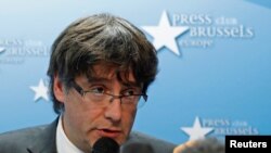 Pemimpin Catalonia yang dilengserkan dari jabatannya, Carles Puigdemont, hadir dalam konferensi pers di Press Club di Brussels, Belgia, 31 Oktober 2017.