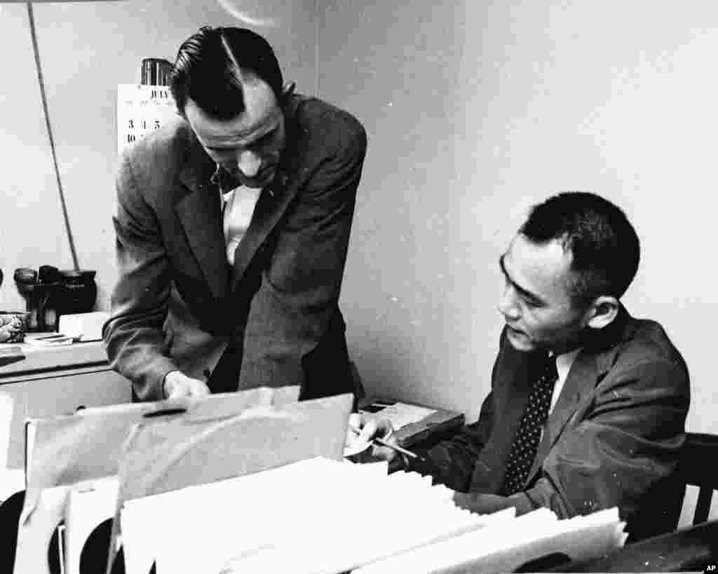 老照片回顾：美国之音中文广播70年