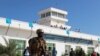 Seorang tentara berjaga di acara peresmian Bandara Internasional Puntland, Somalia, pada 8 Januari 2016. (Foto: Reuters/Abdiqani Hassan)