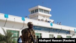 Seorang tentara berjaga di acara peresmian Bandara Internasional Puntland, Somalia, pada 8 Januari 2016. (Foto: Reuters/Abdiqani Hassan)