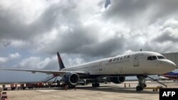 Sebuah pesawat jet Airbus 321 milik Delta Airlines di Bandara Internasional Aruba Reina Beatrix 25 Juni 2018. (Daniel SLIM / AFP)