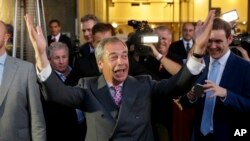 Nigel Farage, pemimpin Partai Independen Inggris, merayakan hasil referendum yang memutuskan negara itu keluar dari Uni Eropa, di London (24/6). (AP/Matt Dunham)