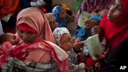 资料照片：在索马里摩加迪沙的一家妇幼保健中心，妇女们排队等候为婴儿接种疫苗。(2013年4月24日)