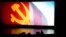 纪录片《了不起的中国》在中国北京的北京电影学院展示了共产党旗帜和中文字幕“风雨中,航程壮丽”