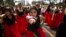 Para perempuan Peru merayakan hari Perempuan International dengan melakukan parade untuk memprotes perkosaan dan kekerasan terhadap perempuan di Lima, Peru (7/3). 