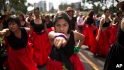 Женщины Перу отмечают Международный женский день исполнением песен протеста 