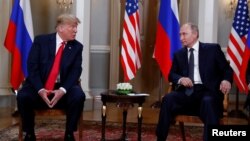 Le président des États-Unis Donald Trump rencontre le président russe Vladimir Poutine à Helsinki, en Finlande, le 16 juillet 2018.