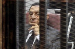 FILE PHOTO: Egypt's ousted President Hosni Mubarak looks on as he reacts inside a dock at the police academy on the outskirts of Cairo May 21, 2014. REUTERS/Stringer/File Photo
