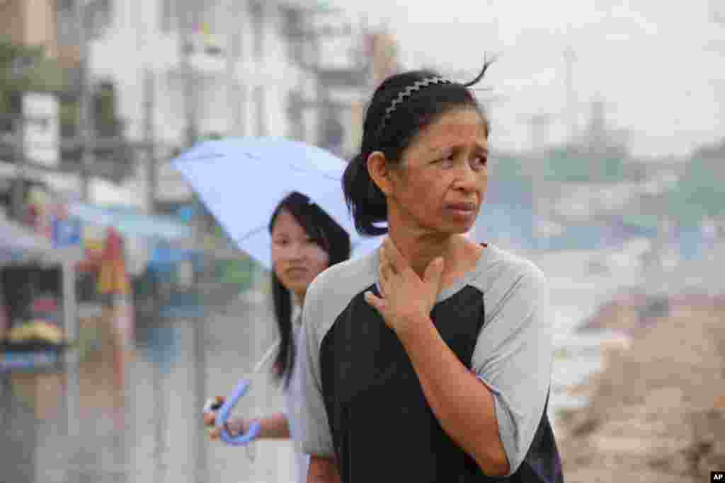 A woman looks at flooded Ayutthaya businesses, October 6 2011. (VOA - D. Schearf)