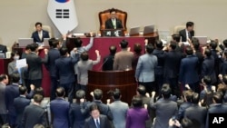 韩国国会星期五通过弹劾代总统韩德洙的议案。(美联社：2024年12月27日)