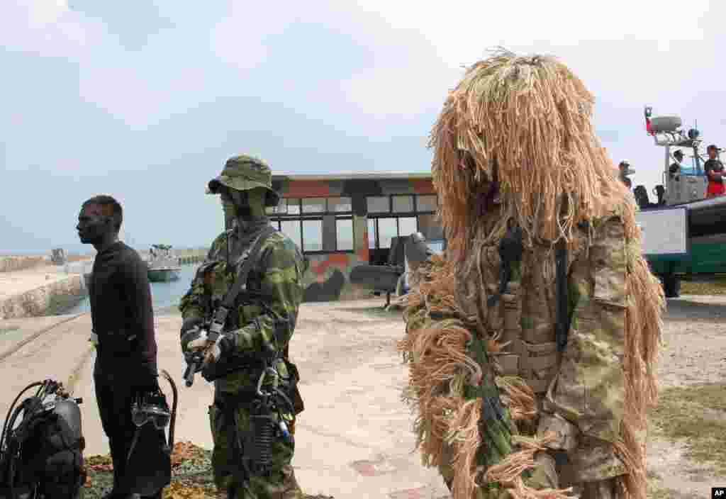 (左起)“海龙蛙兵”中的潜水员、侦察兵和狙击手