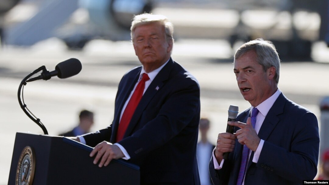 El presidente Donald Trump, a la izquierda, junto al eurodiputado Nigel Farage, durante un mitin de campaña del republicano en el aeropuerto Goodyear de Phoenix, Arizona.