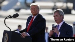 El presidente Donald Trump, a la izquierda, junto al eurodiputado Nigel Farage, durante un mitin de campaña del republicano en el aeropuerto Goodyear de Phoenix, Arizona.