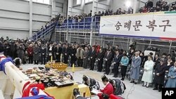 8일 오후 숭례문 복구 현장에서 최광식 문화체육관광부 장관을 비롯한 관계자들이 참석한 가운데 전통의례 방식에 따라 상량 고유제가 거행되고 있다. 