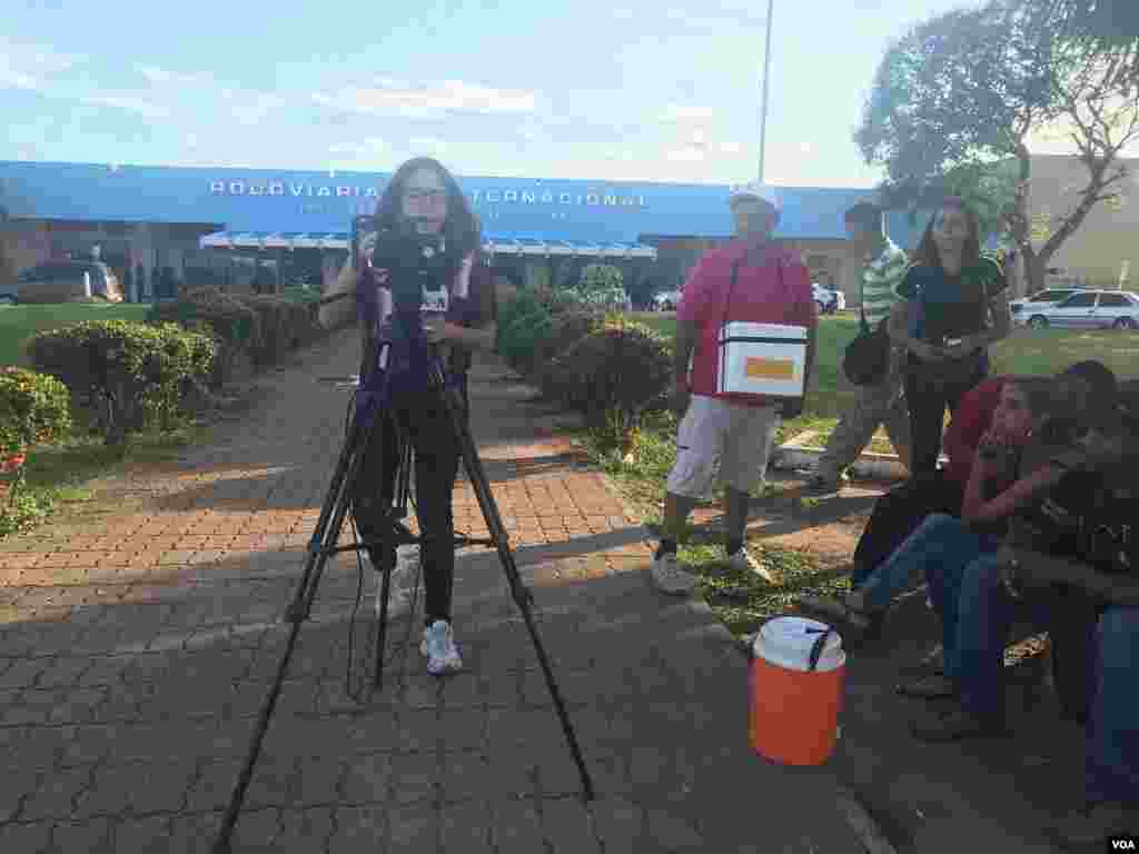 VOA Noticias Celia Mendoza y Alejandra Arredondo pasaron 11 días en las líneas fronterizas entre Venezuela, Brasil, Colombia y Ecuador informando sobre el éxodo de venezolanos en la región. (Alejandra Arredondo, Celia Mendoza &ndash; VOA) https://www.voanoticias.com/a/venezuela-frontera-ecuador-colombia/4541245.html &nbsp;