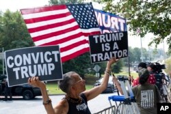 Laurie Arbeiter dari New York City berada di antara para pendukung Trump di depan Penjara Fulton County di Atlanta, Kamis, 24 Agustus 2023. (AP/Ben Gray)