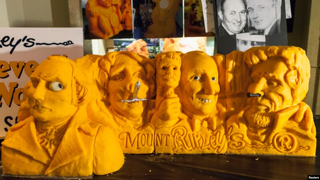 Museum Ripley's Believe It ot Not! di Times Square, New York menampilkan miniatur Monumen Nasional Mount Rushmore untuk memeriahkan perayaan Hari Presiden yang jatuh pada hari ini, Senin 18 Februari 2013. Seniman Sarah Kaufmann menggunakan sekitar 72,5 kilogran keju cheddar dan mengukirnya dalam waktu dua hari (REUTERS/Zoran Milich).