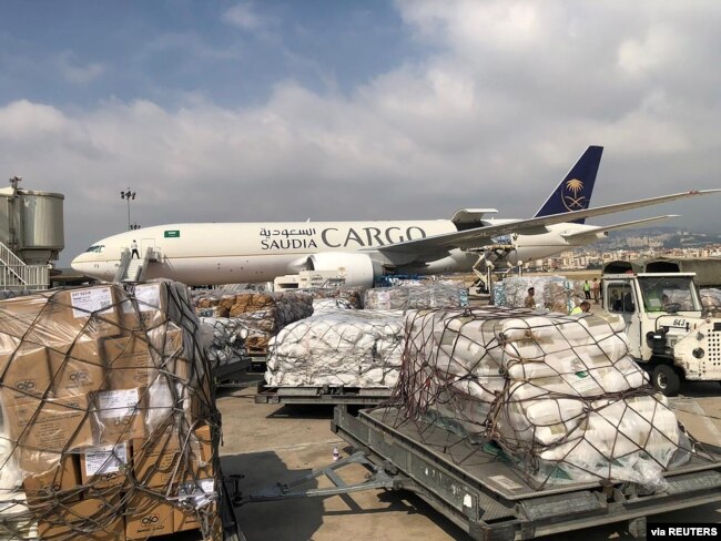 Anggota staf Pusat Bantuan dan Bantuan Kemanusiaan Raja Salman menurunkan bantuan kemanusiaan di Bandara Internasional Beirut menyusul ledakan di Lebanon, 7 Agustus 2020. (Foto: via Reuters)