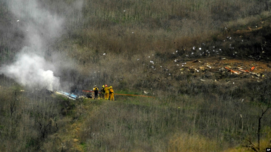 Para petugas pemadam kebakaran di lokasi kecelakaan helikopter yang menewaskan mantan pebasket NBA, Kobe Bryant, di Calabasas, California, 26 Januari 2020. (Foto: AP)