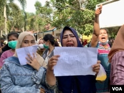 Sejumlah masyarakat Kecamatan Pantai Labu, Deli Serdang, Sumut, menolak kehadiran kelompok etnis Rohingya di desa mereka. Kamis 24 Oktober 2024. (Anugrah Andriansyah/VOA)