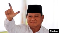 Calon presiden Prabowo Subianto menunjukkan jarinya usai melaksanakan hak pilihnya di Bogor, Jawa Barat, 17 April 2019. (Foto: Willy Kurniawan/Reuters)